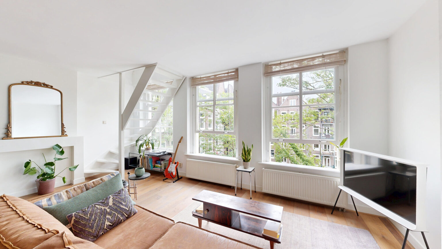 Waardebepaling woning Amsterdam – makelaar geeft advies over verkoopwaarde in zonnig Amsterdams appartement.