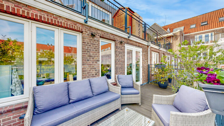 Social media woningverkoop Amsterdam – makelaar en verkoper overleg