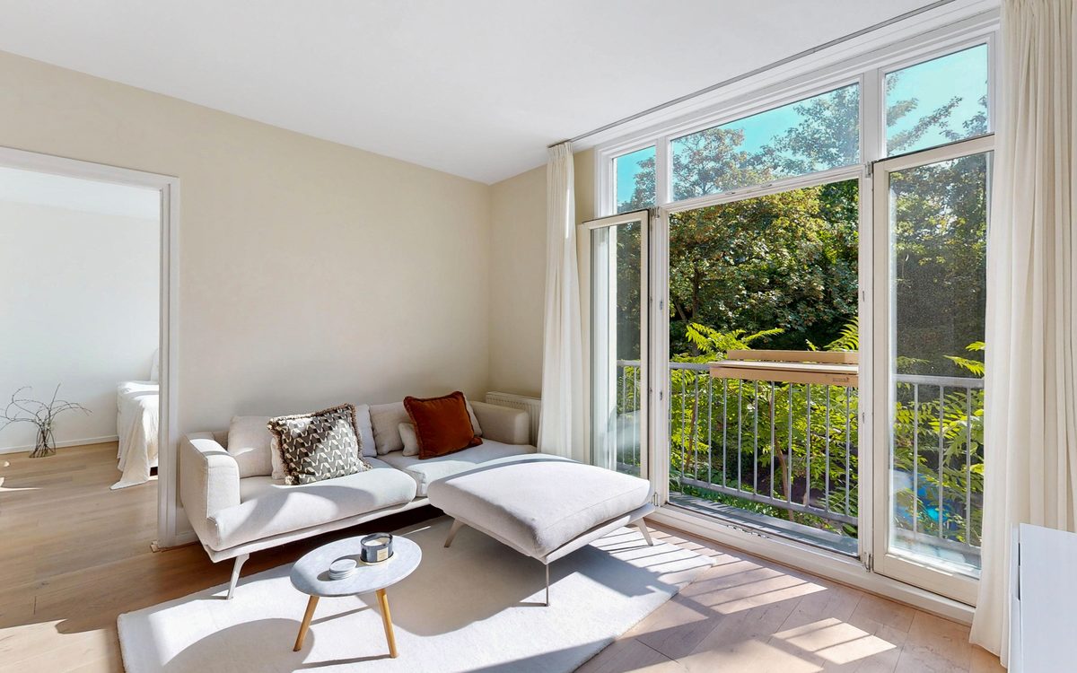 Bright living room with French doors to the balcony, Zaanstraat 53