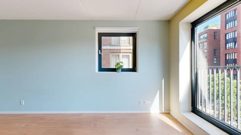 Lege kamer met groot raam, zoals bij een eindinspectie voor de sleuteloverdracht