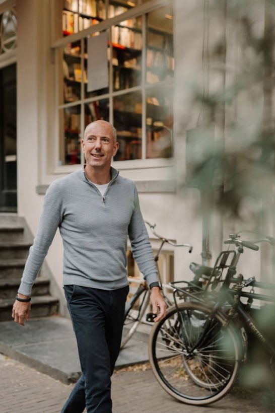 Micha buiten op straat in Amsterdam