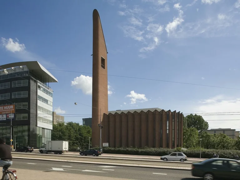 De Opstandingskerk in Bos en Lommer, beter bekend als de Kolenkit, met de smalle bakstenen toren en de gevel met puntdaken langs de Bos en Lommerweg