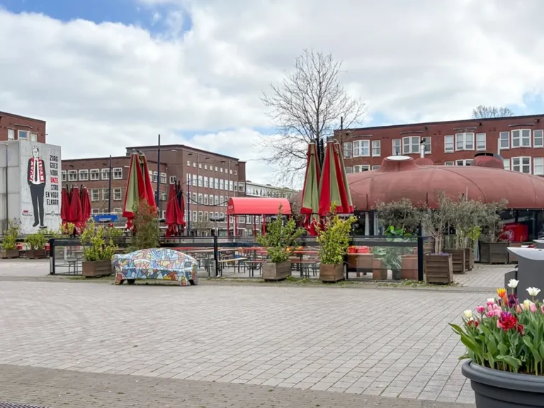 Het Mercatorplein met terras in De Baarsjes