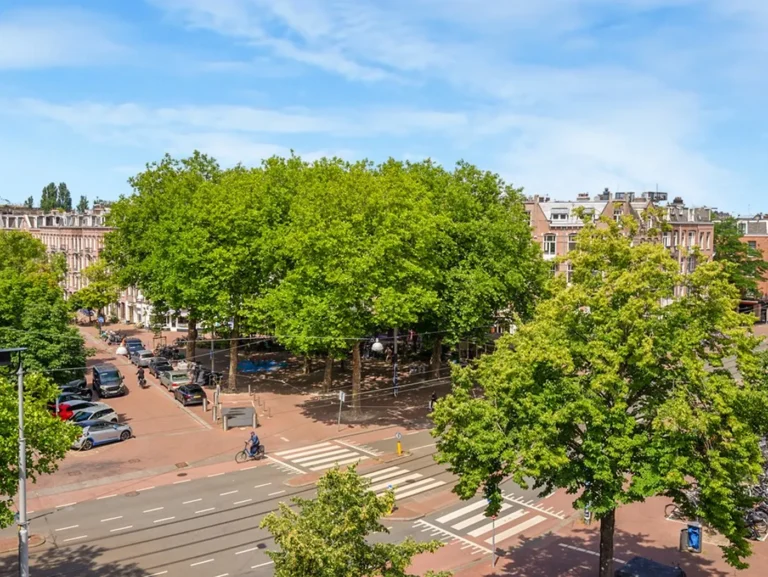 Groen pleintje met bomen bij de Lutmastraat in De Pijp