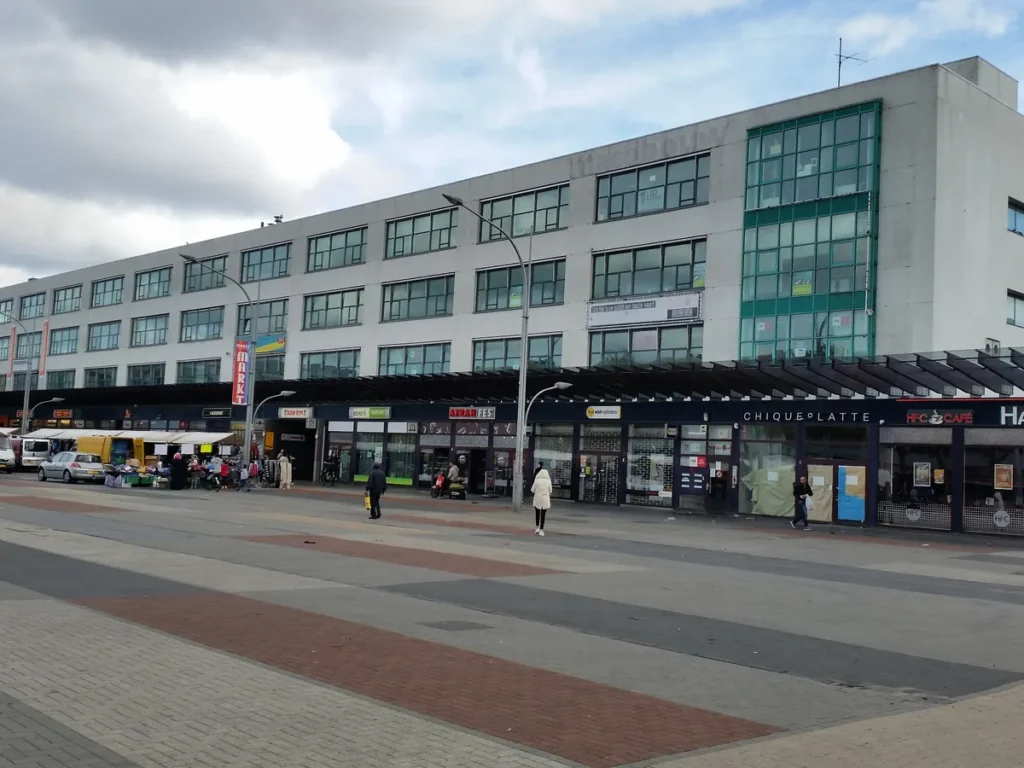 Market, shops and polder