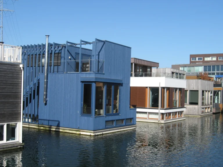 Drijvende woningen aan de steigers van de Brigantijnkade in de Waterbuurt op Steigereiland, IJburg