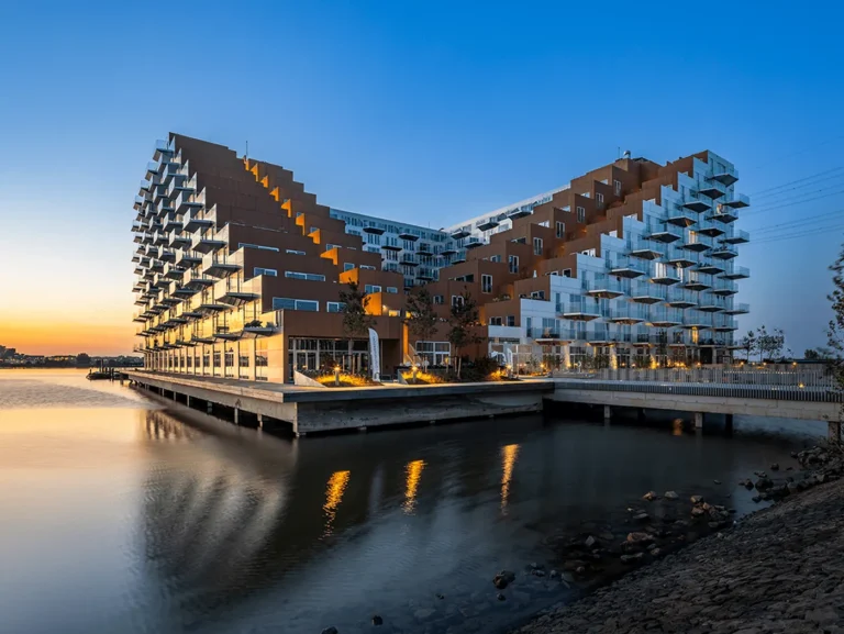 Het Sluishuis op IJburg bij zonsondergang, Amsterdam-Oost