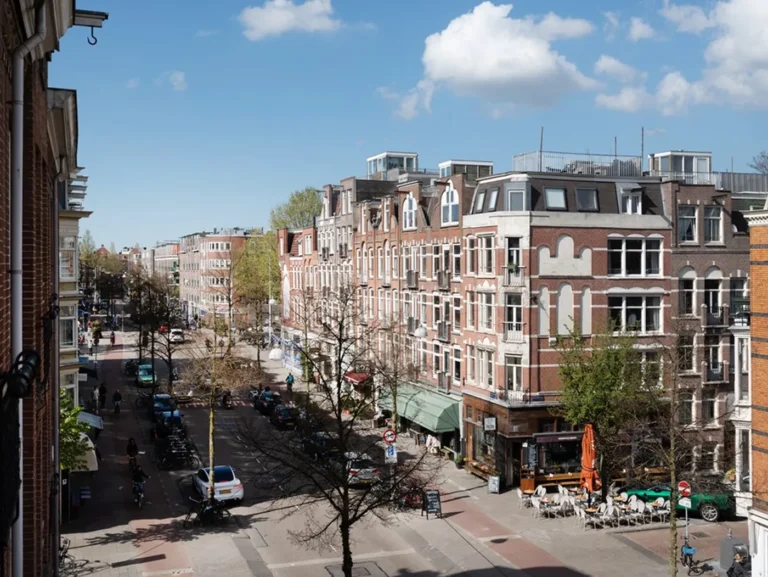 Straathoek met terrassen aan de Jan Pieter Heijestraat in Oud-West