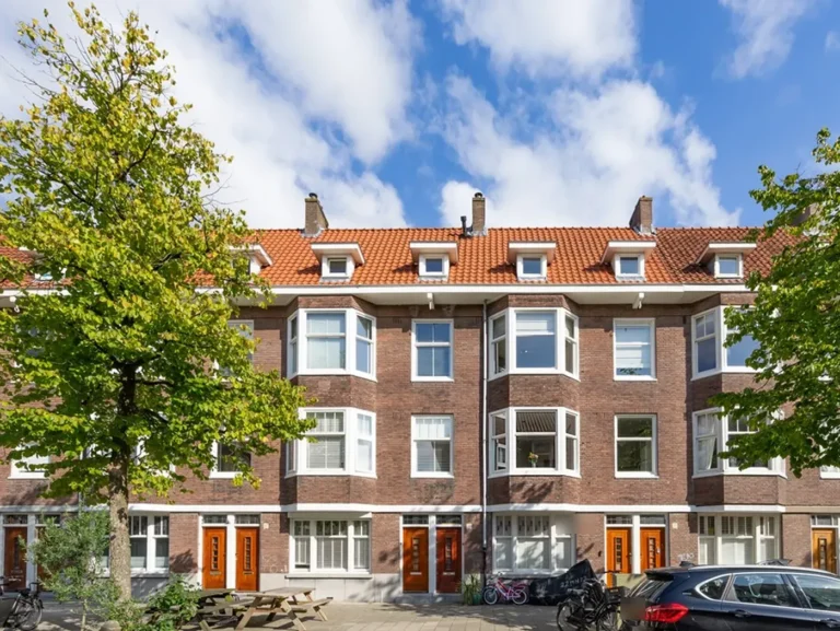 Gevelrij met erkers in de Woestduinstraat in Oud-Zuid