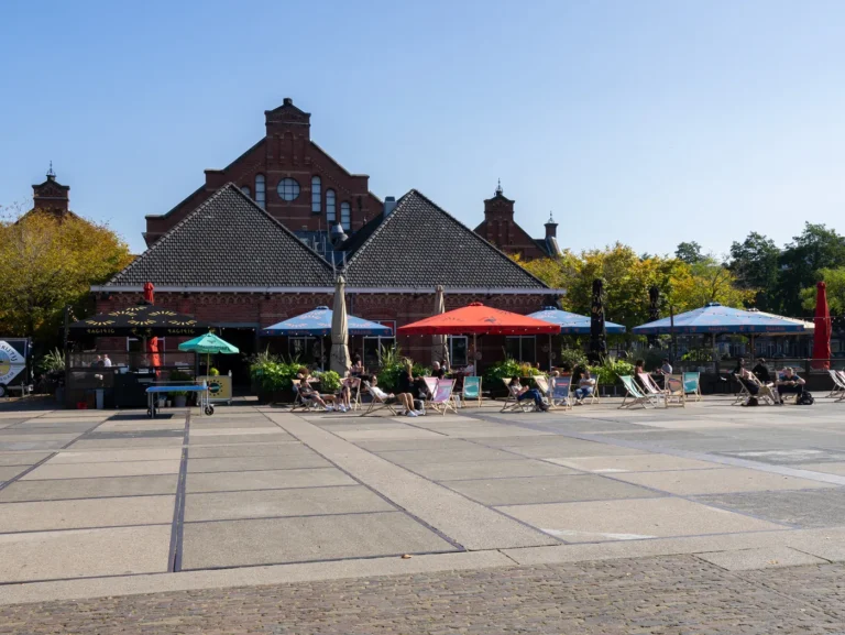 Oude fabriekshal met terras aan de Haarlemmerweg, Amsterdam-West
