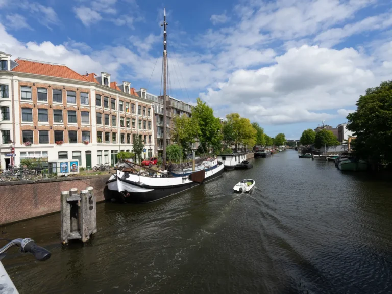 De Zoutkeetsgracht met een oud zeilschip in de Zeeheldenbuurt