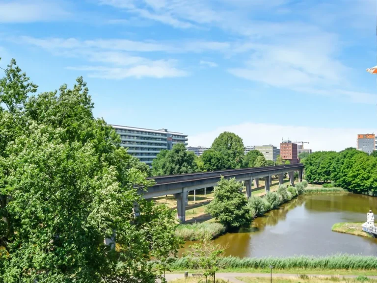 Park met water en het metroviaduct bij Kleiburg in Amsterdam-Zuidoost