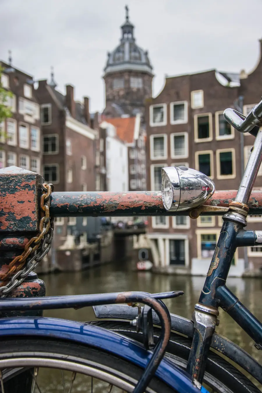 Fiets op een brug over een gracht in het centrum van Amsterdam