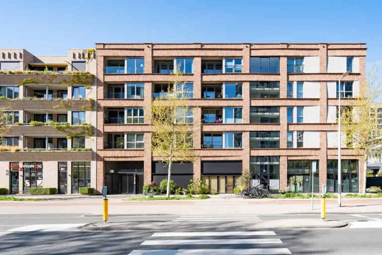 Straatbeeld Oud-West Amsterdam met te-koop-bord