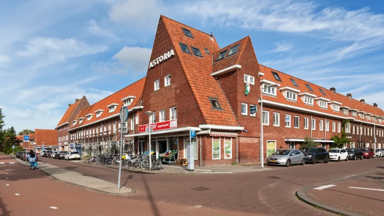 Gevel van de voormalige bioscoop Astoria aan het Mosplein met de naam Astoria in grote letters