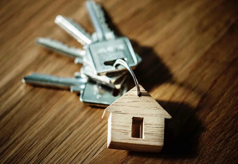 Bos sleutels met een houten huisje als sleutelhanger