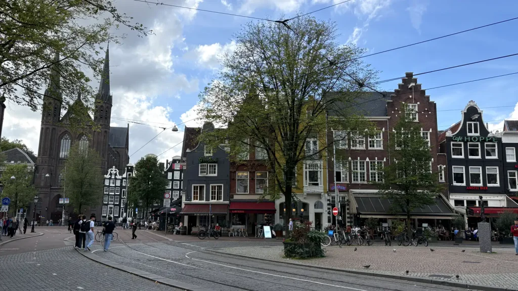 Het Spui in Amsterdam met de terrassen van Café Luxembourg en Café Hoppe, Het Lieverdje en links de torens van de Krijtberg