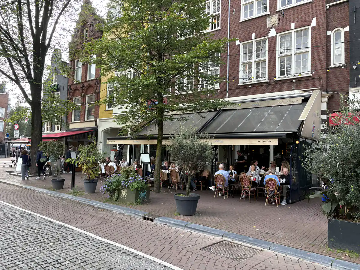 Volle terras van Café Luxembourg aan het Spui onder de bomen