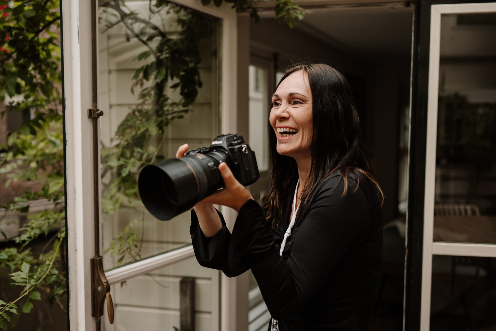 Hadewij, de eigen fotograaf van Makelaar in Amsterdam, met haar camera, je woning verkopen