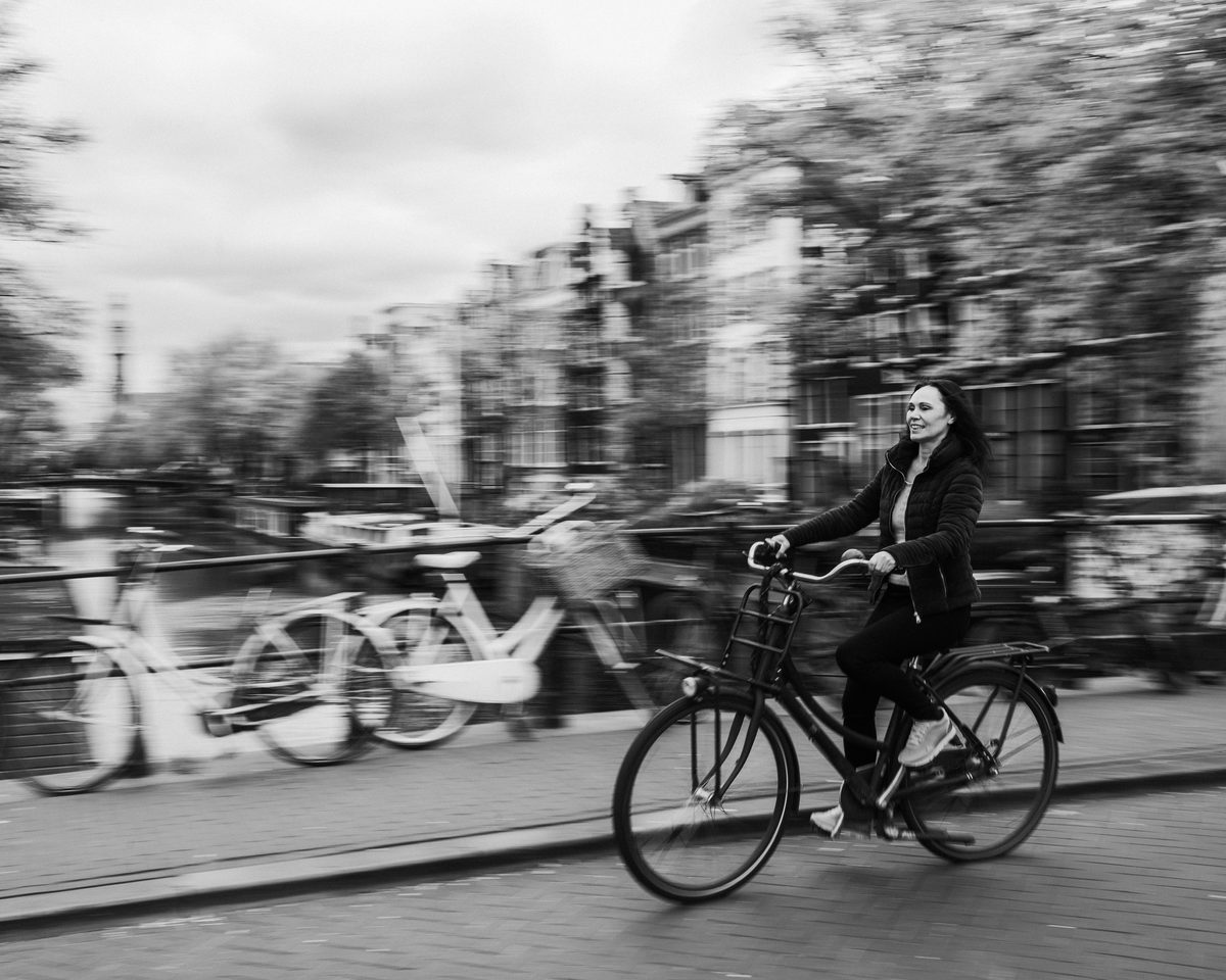 Hadewij fietst door Amsterdam, zwart-witfoto