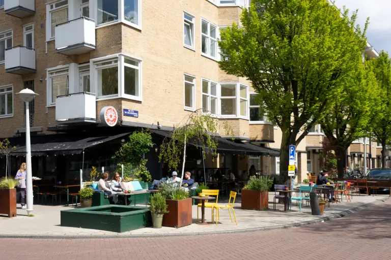 Zonnig terras op een straathoek in Amsterdam in het voorjaar