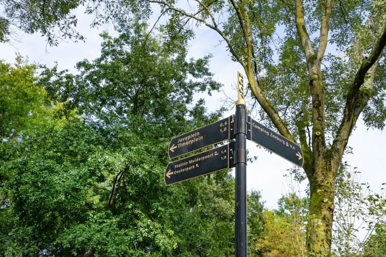 Wegwijzer naar Javaplein, Station Muiderpoort en Oosterpark in Amsterdam-Oost